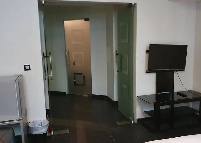 Queen Studio